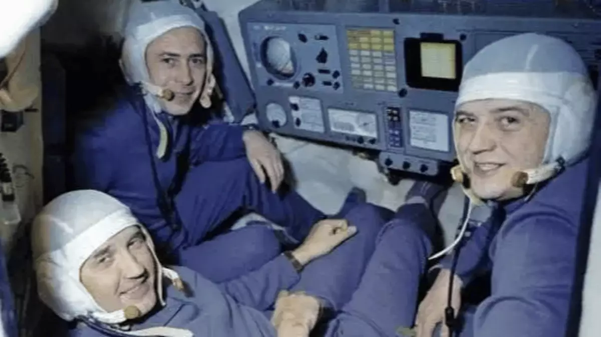 Russian cosmonauts became the only people to die in space after spending 23 days orbiting Earth - Science - LADbible
