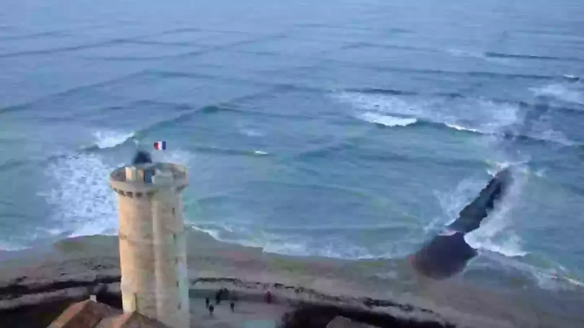 What causes terrifying 'square waves' that mean you should get out of the sea instantly