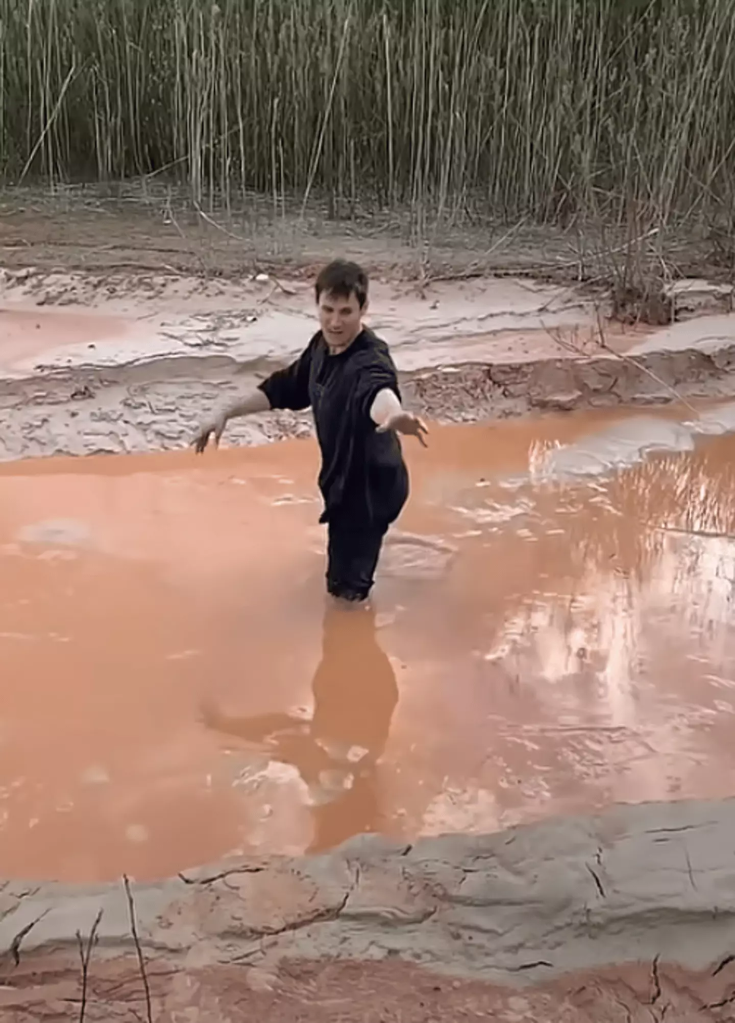Fast Quicksand Man jumps into real quicksand showing how dangerous it is and everyone ...