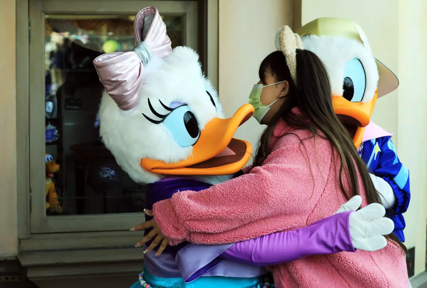 Hugging Rules People are just finding out what the 'Disney hug rule' is at theme ...