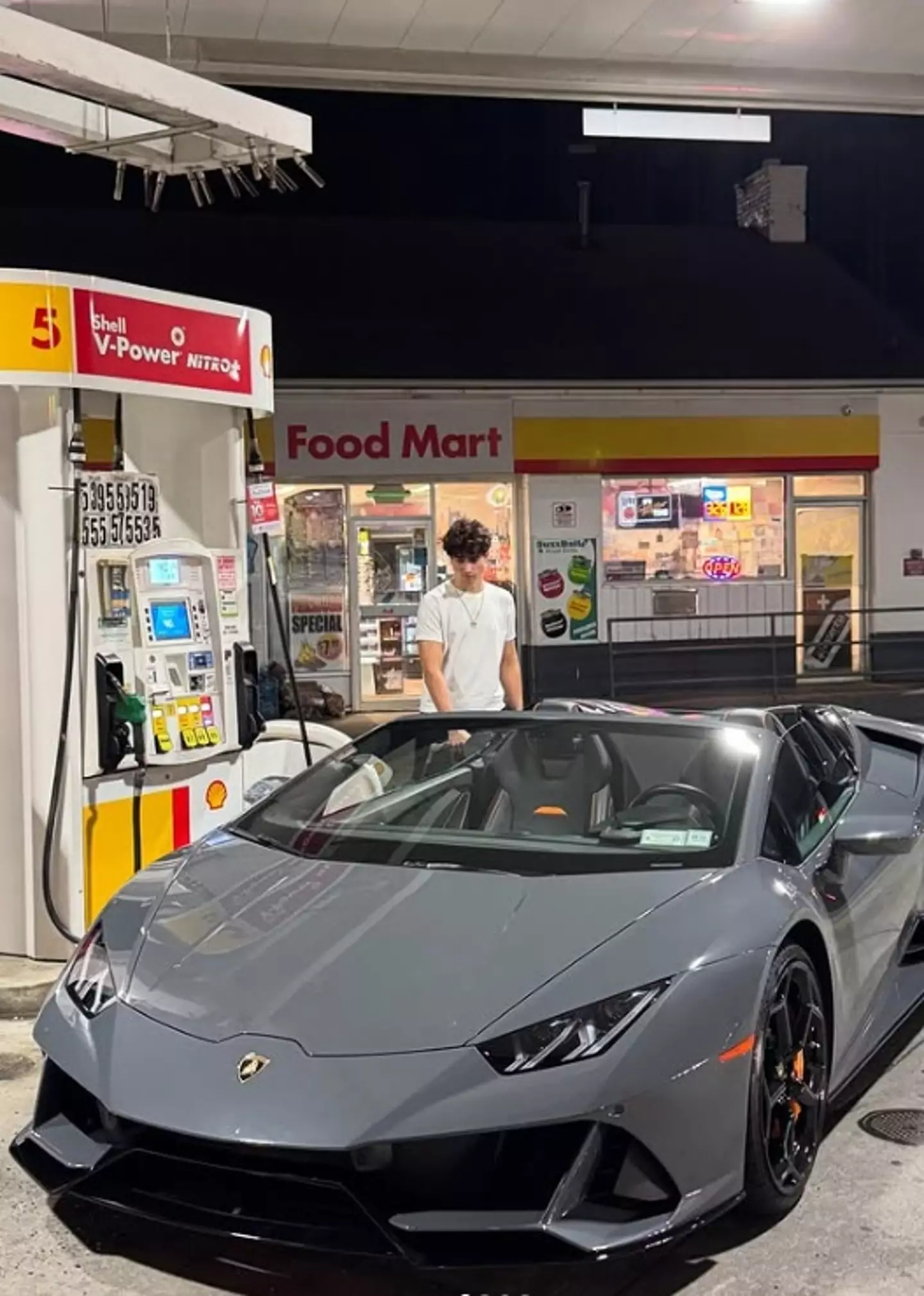 Yadegari putting fuel in a Lamborghini (zachyadegari/Instagram)