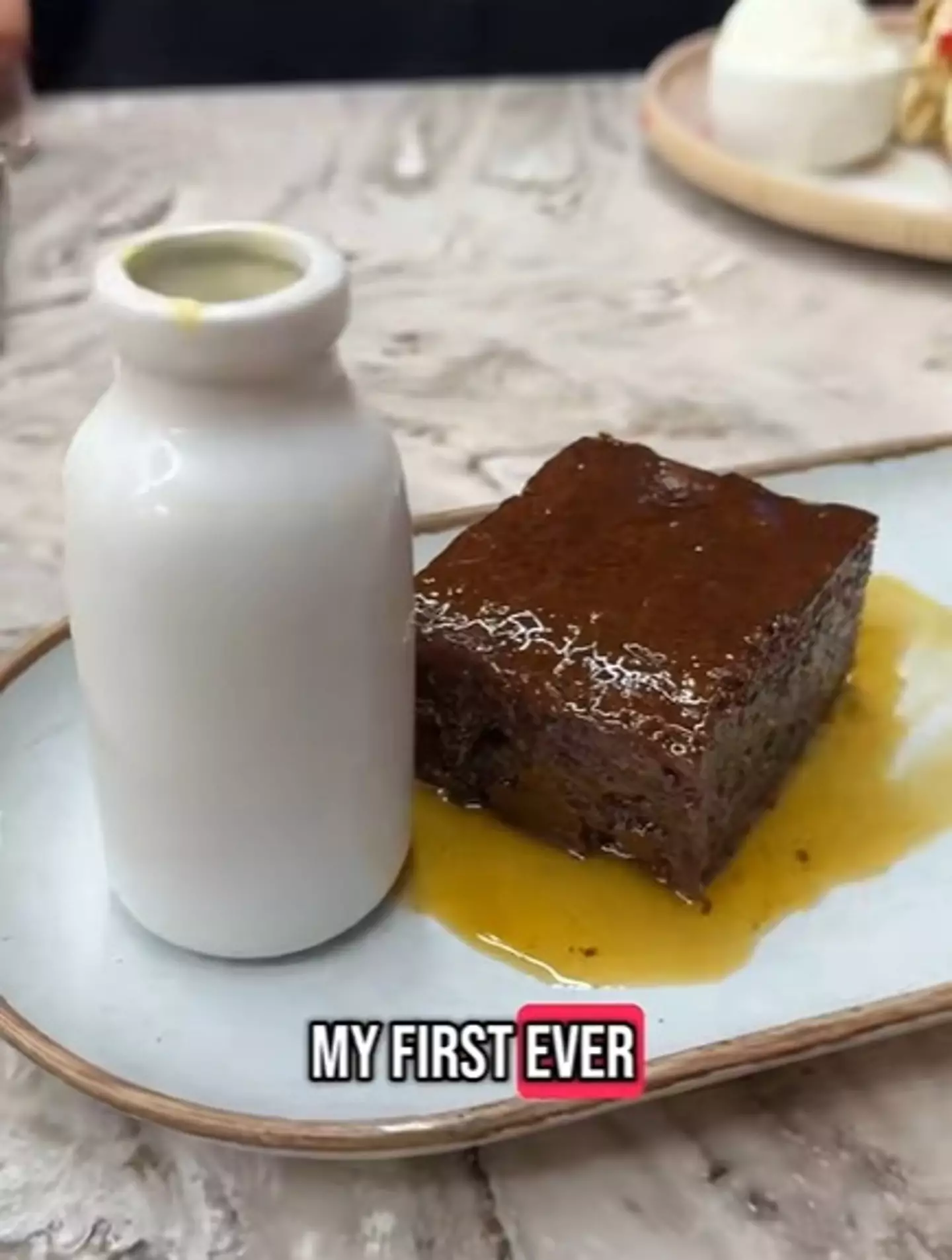 It does look like a particularly good sticky toffee pudding (@redbusruss/TikTok)