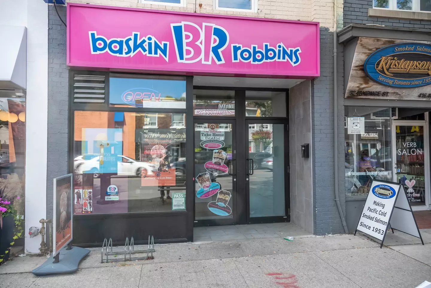 A Baskin-Robbins storefront featuring the old logo (Eli Unger/Getty Images)