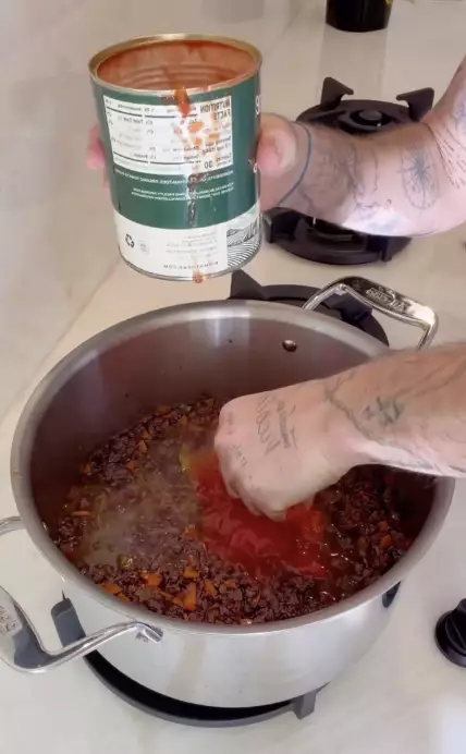 Some questioned why French music had been used used to soundtrack the clip (Instagram/@brookylnpeltzbeckham)