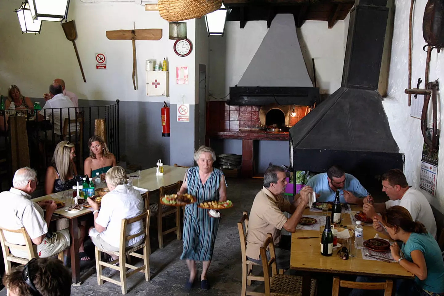Looking for where locals are dining is a solid tip (Heritage Images/Contributor/Getty Images)