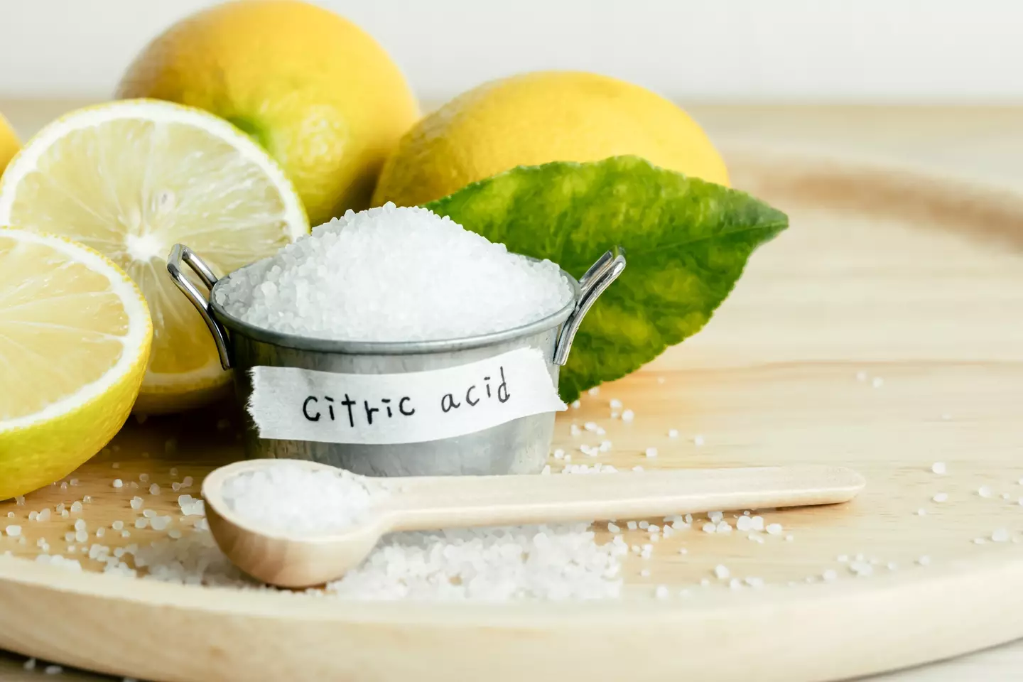 Citric acid is refined from citrus fruits like lemons and limes (shironagasukujira/Getty Images)