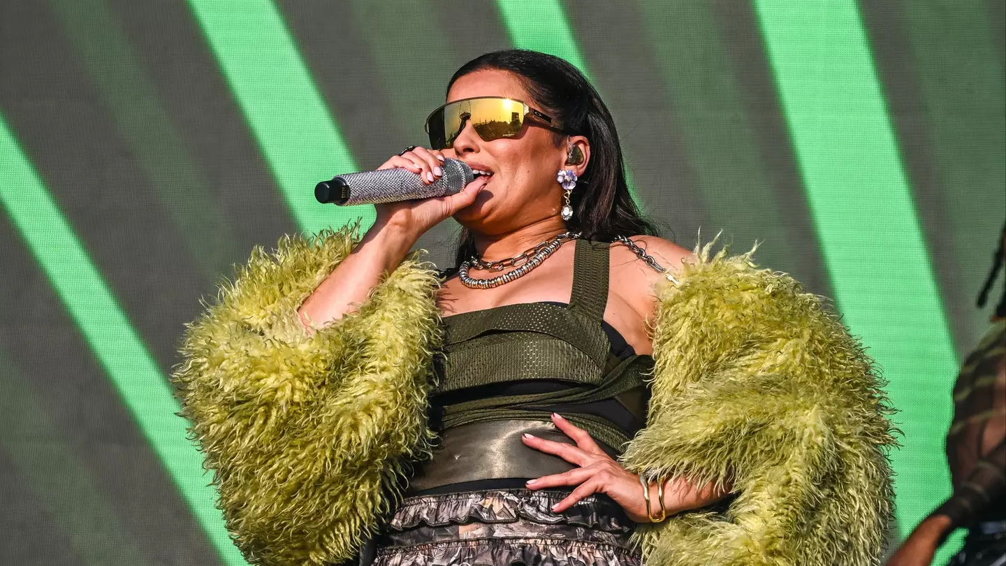 Nelly Furtado furiously defended after cruel trolls criticise her body during latest appearance