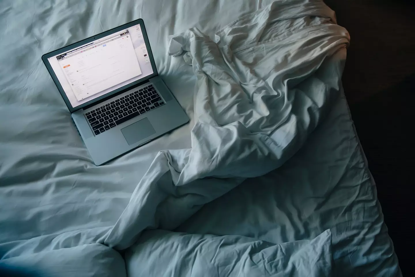 A phone timer could help you bed rot safely. (Inti St Clair / Getty Images)