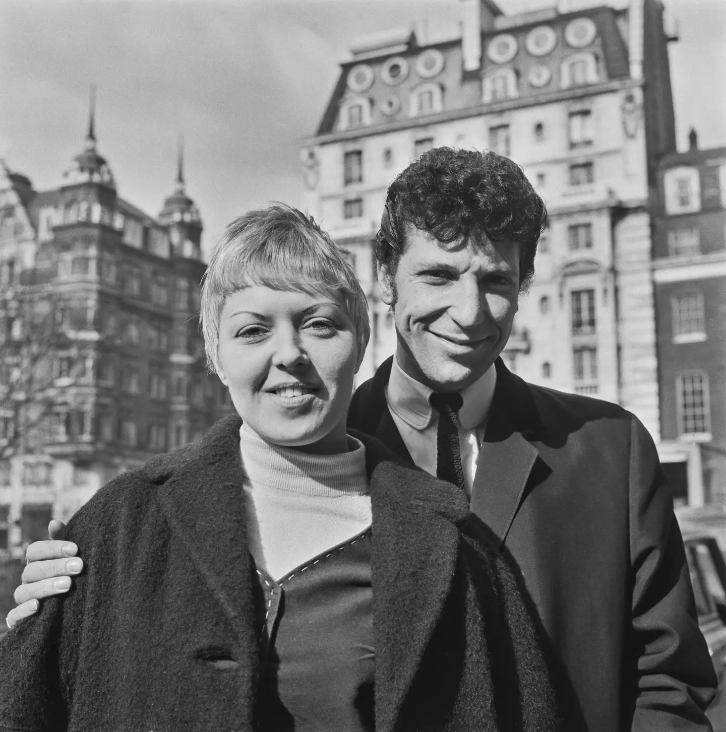 Tom Jones with wife Linda in 1965 (Evening Standard/Hulton Archive/Getty Images)