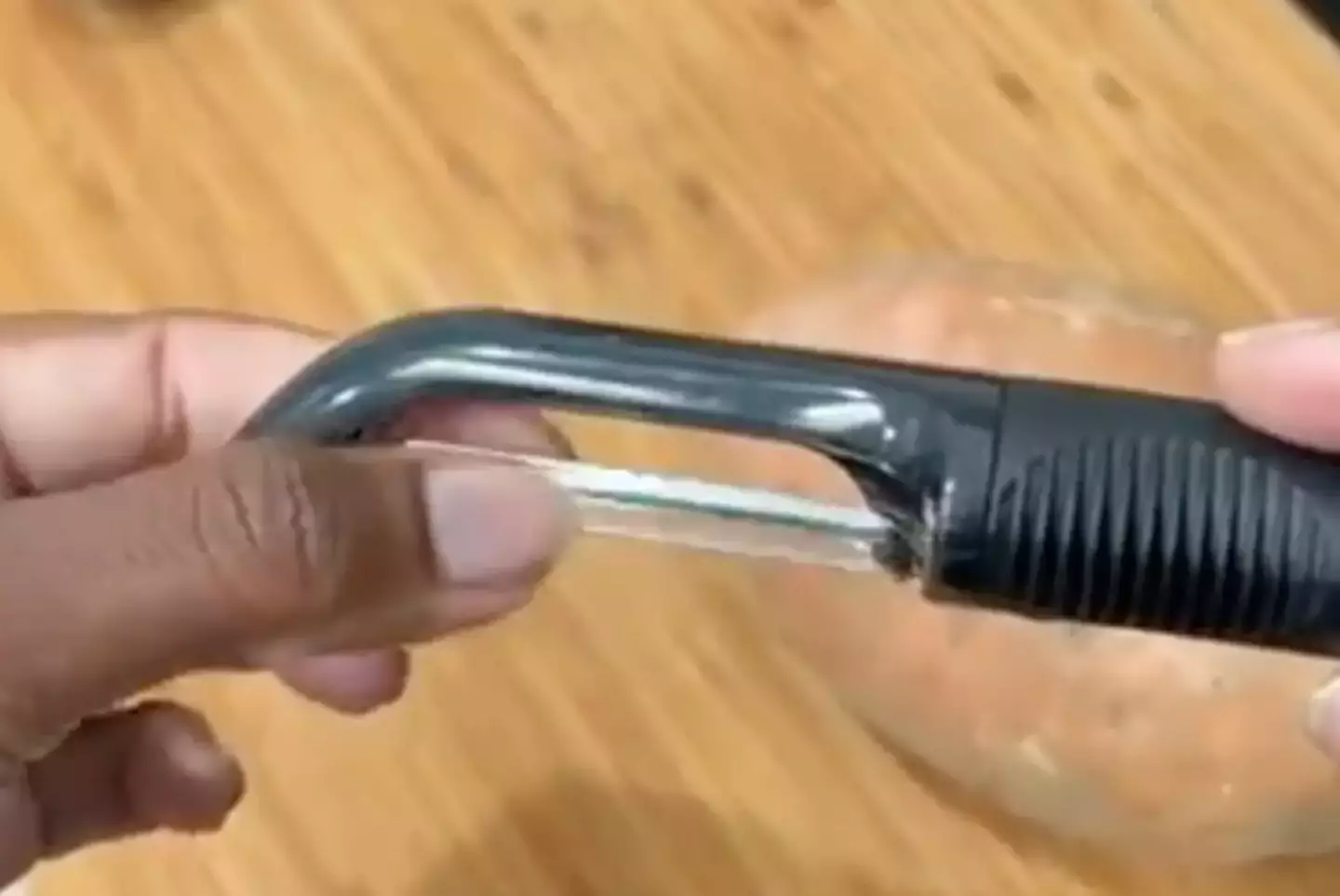 A TikToker's tip for peeling potatos has left people's minds blow (TikTok/@jenniabs3)