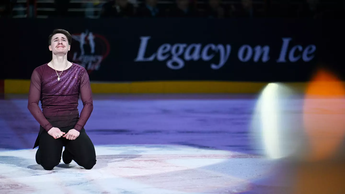 Ice skater who lost parents in Washington D.C. plane crash breaks down after paying heartbreaking tribute in routine