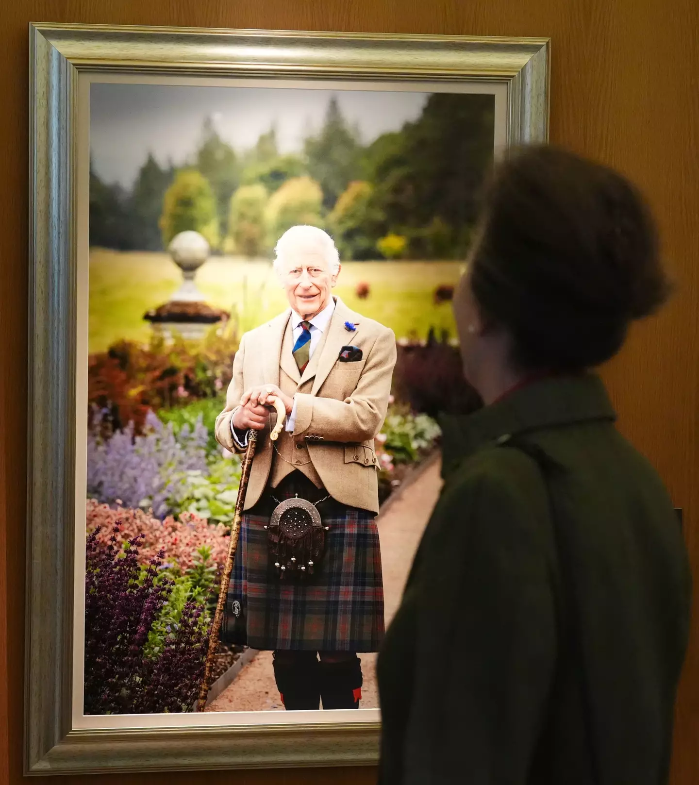 Fans noticed something different in the new portrait (x/royalfamily)