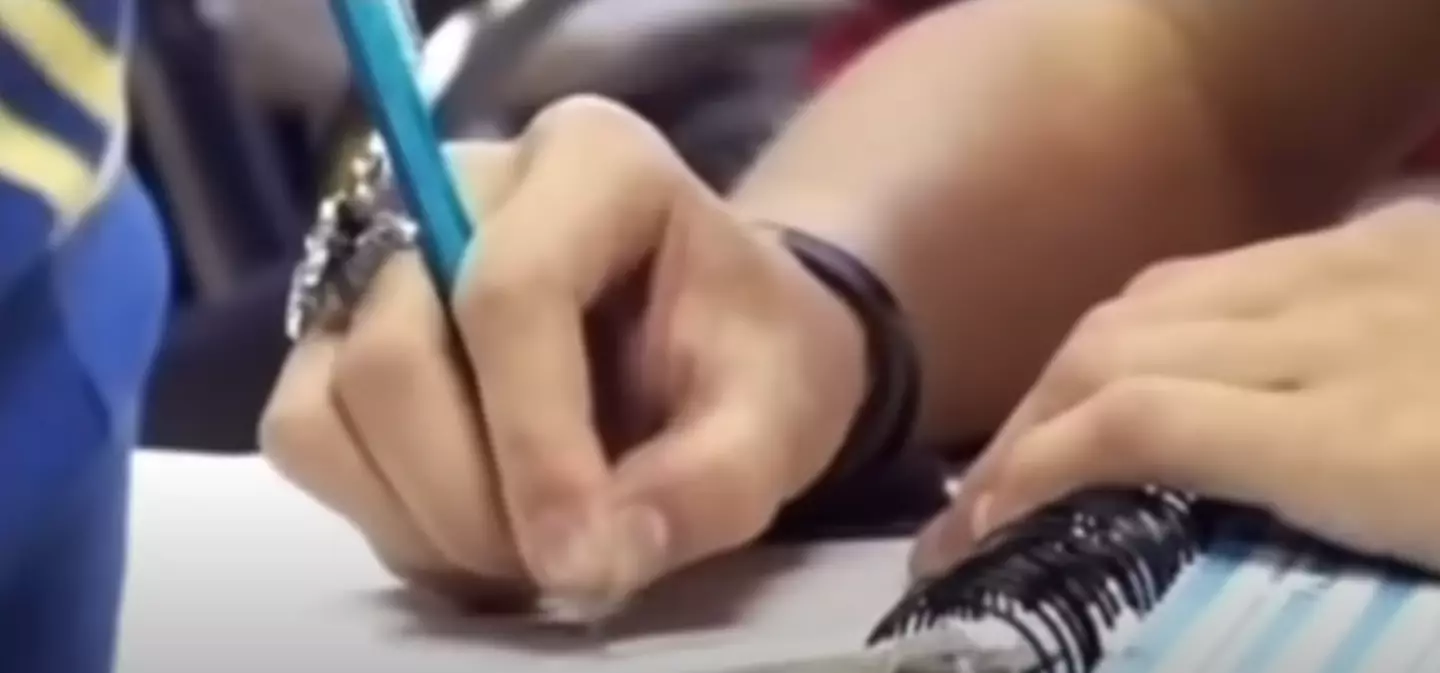 People were quick to point out how the singer holds her pen while writing (YouTube)