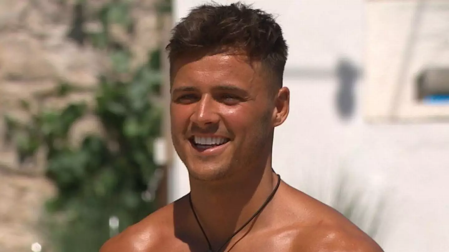 Love Island's Brad Reacts As Lucinda And Aaron Kiss For First Time