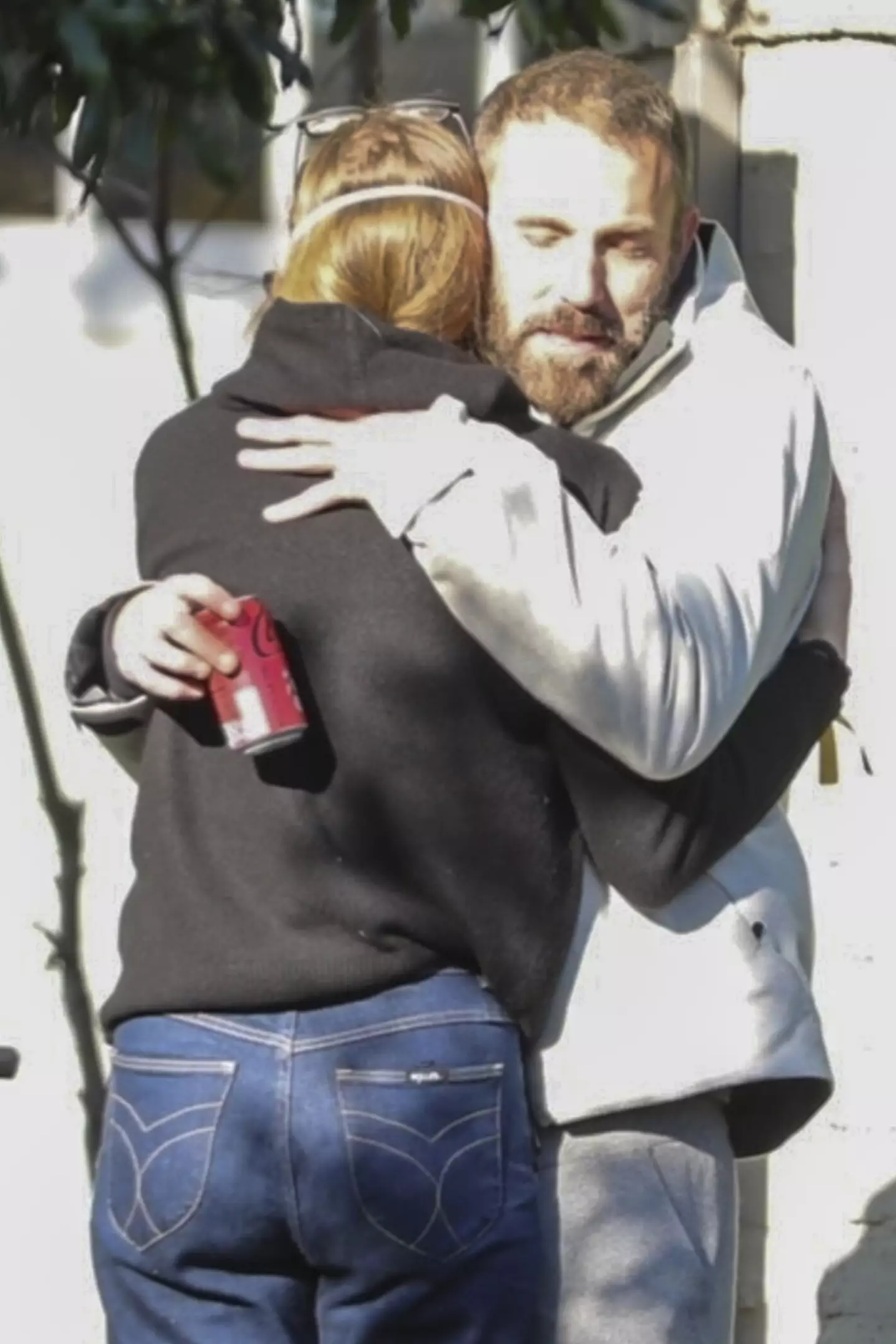 Violet wore a mask while comforting her father this week (BACKGRID)