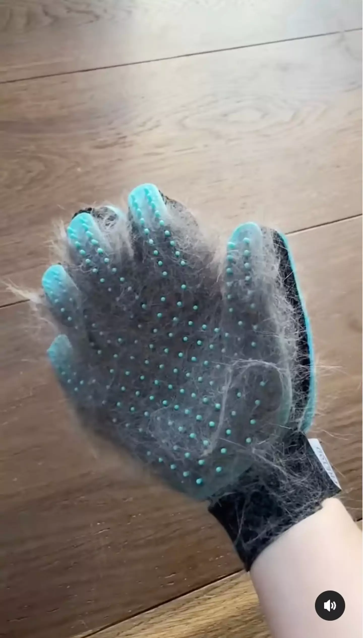 One cat account on Insta took to their reels to share their method in creating the tiny bespoke fashion items, using a pet grooming glove to gently remove their cat’s excess fur (Instagram @ mochithecatto).