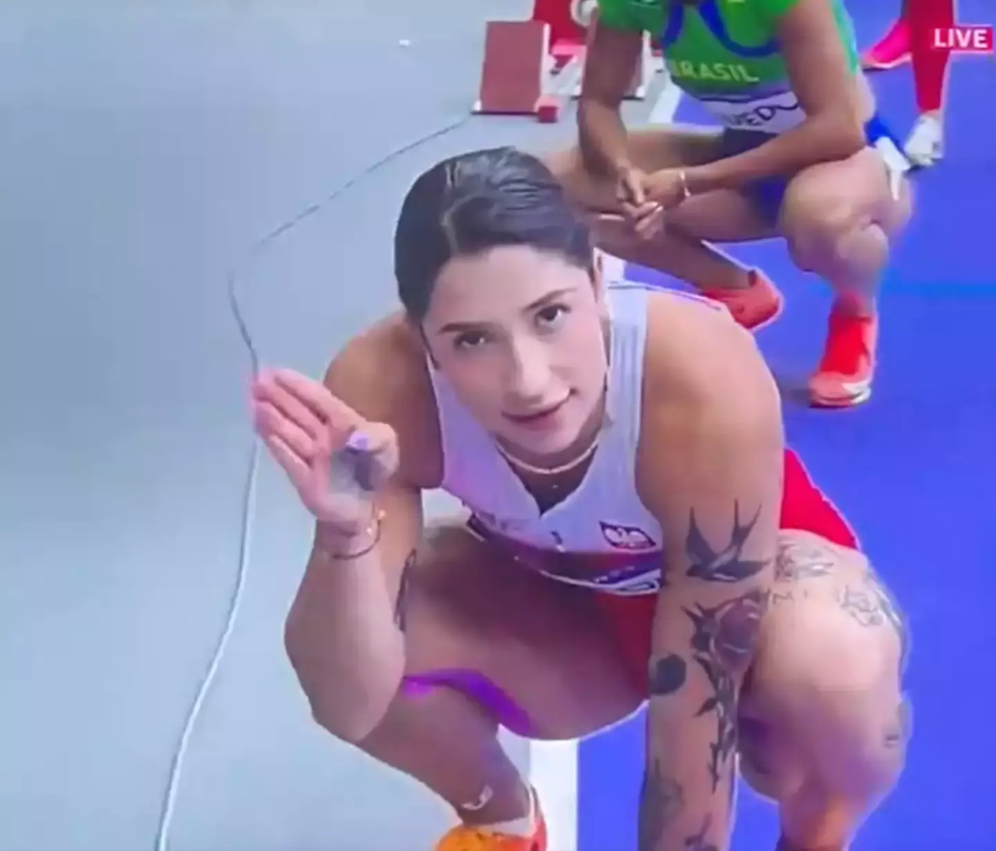 The Polish runner changed up her salute mid-gesture. (X/@thefigen_)