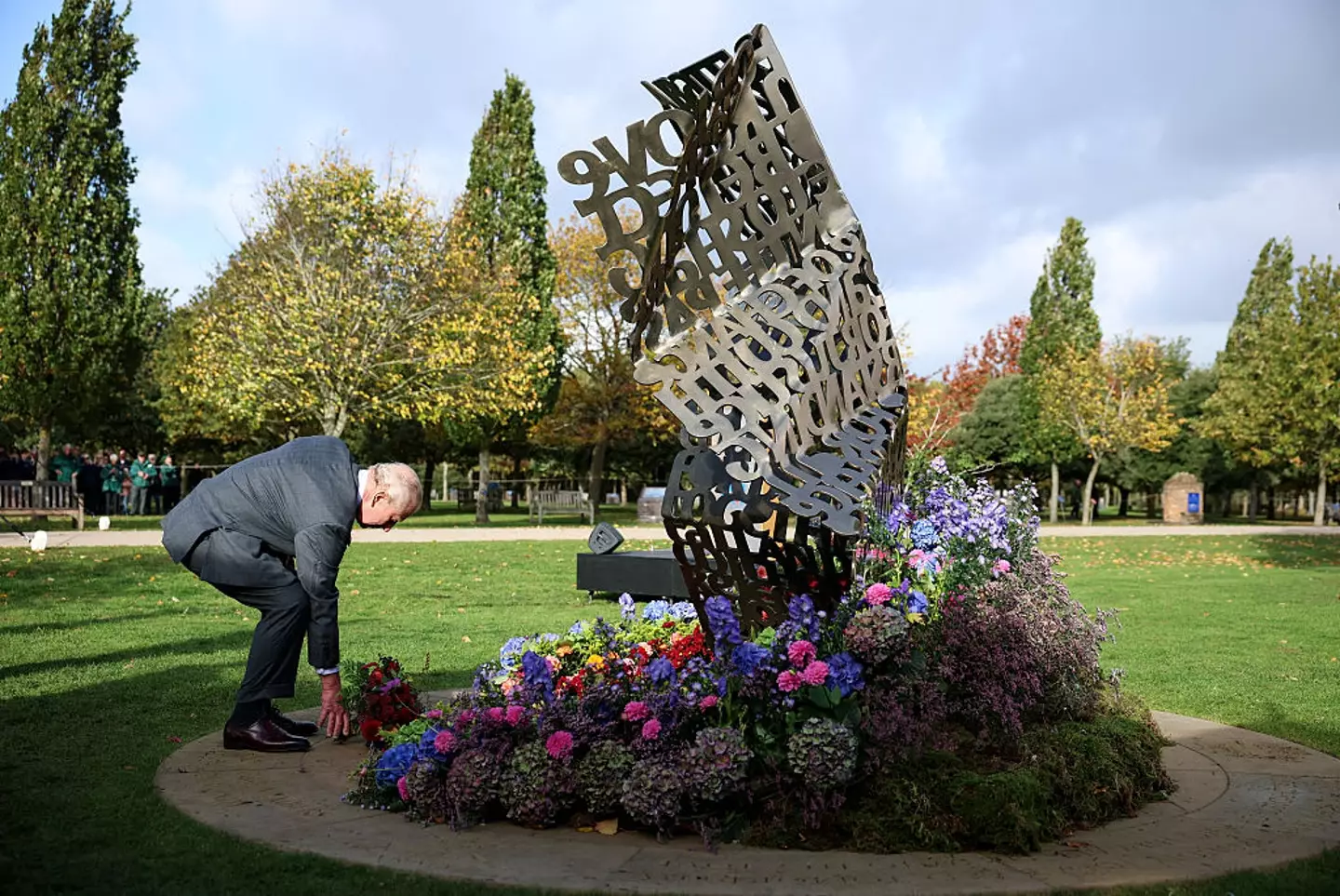 The British monarch laid flowers at the dedication ceremony (WPA Pool/Getty Images)