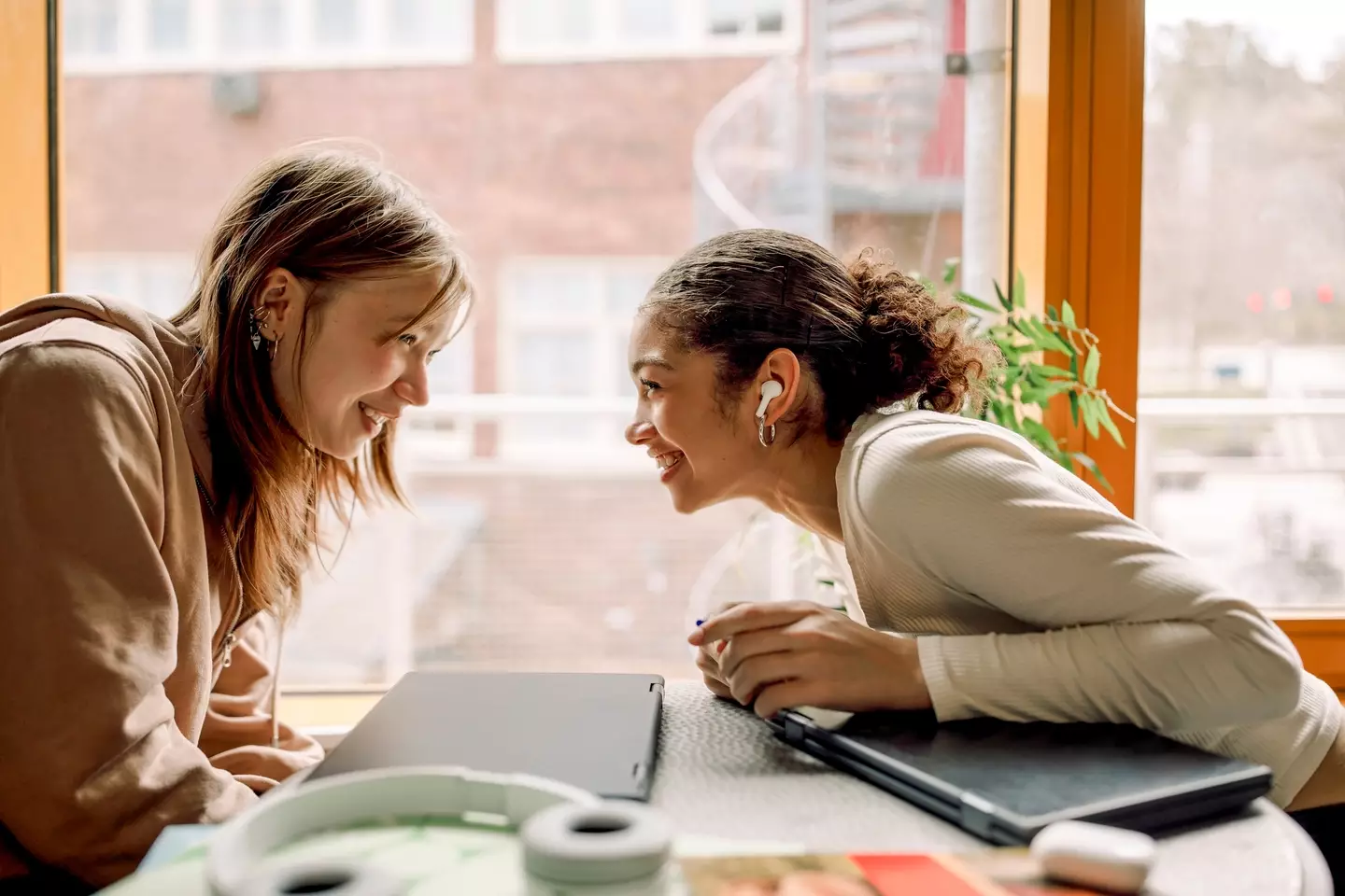 Brits are returning to their old wired headphones (Getty/Maskot)