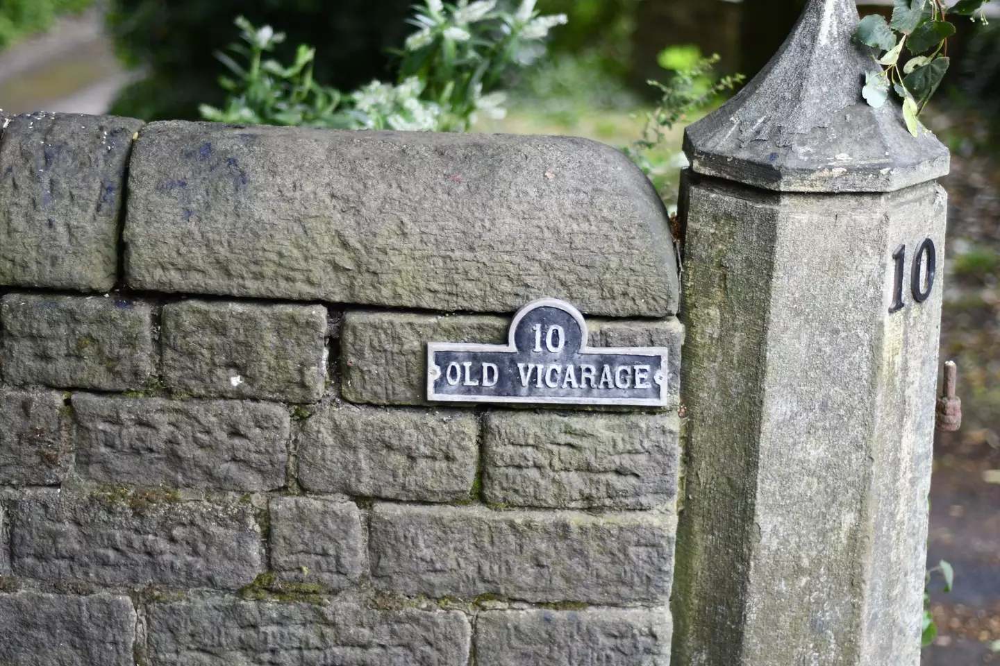 It's important to signpost your property safely (