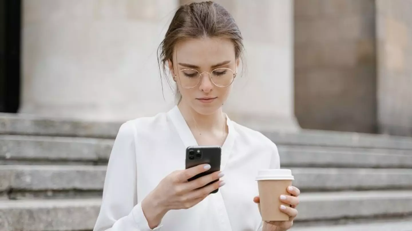 Woman Catches Tinder Cheat With iPhone Mistake