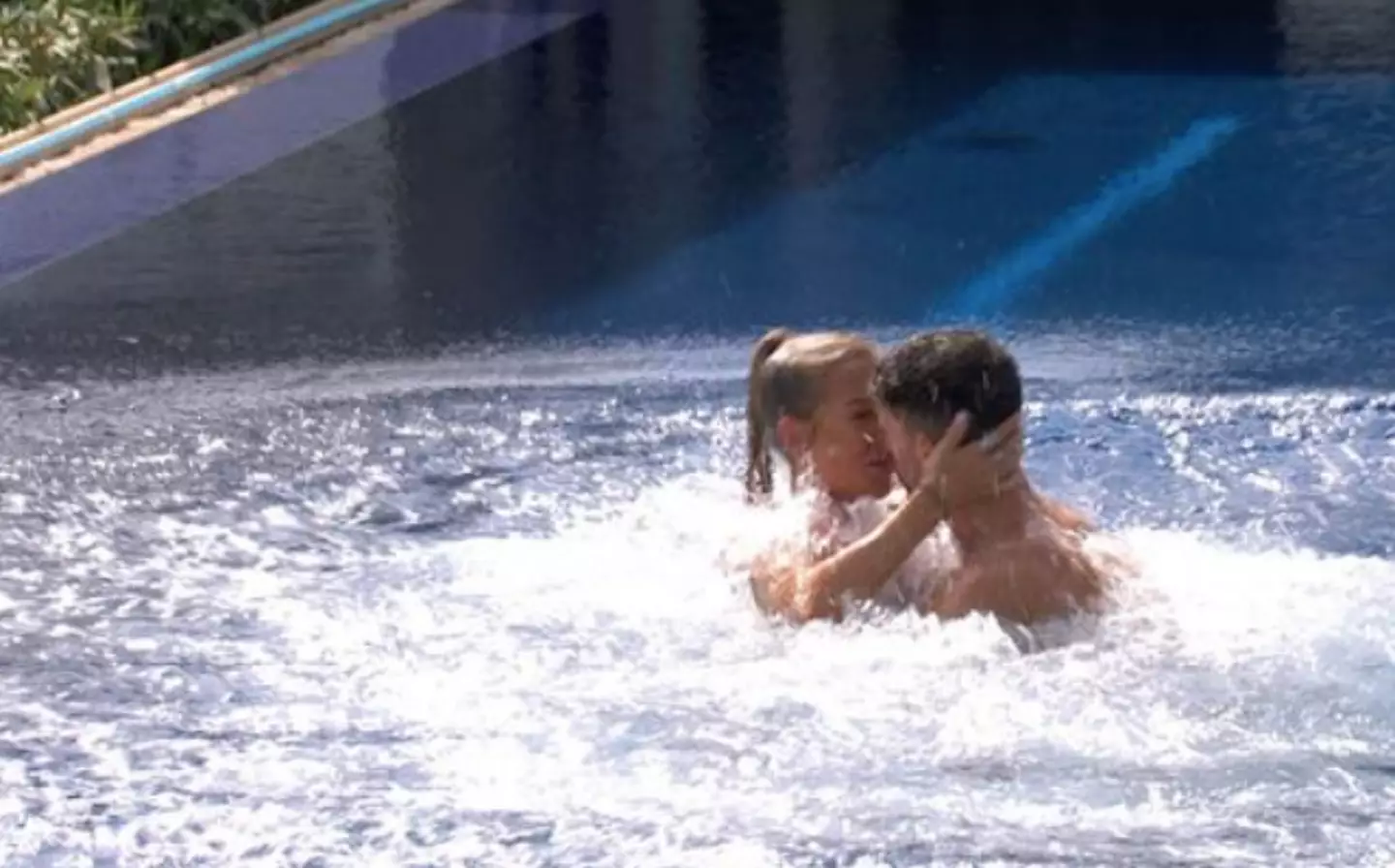 The main villa were also tasked to kiss in the pool (