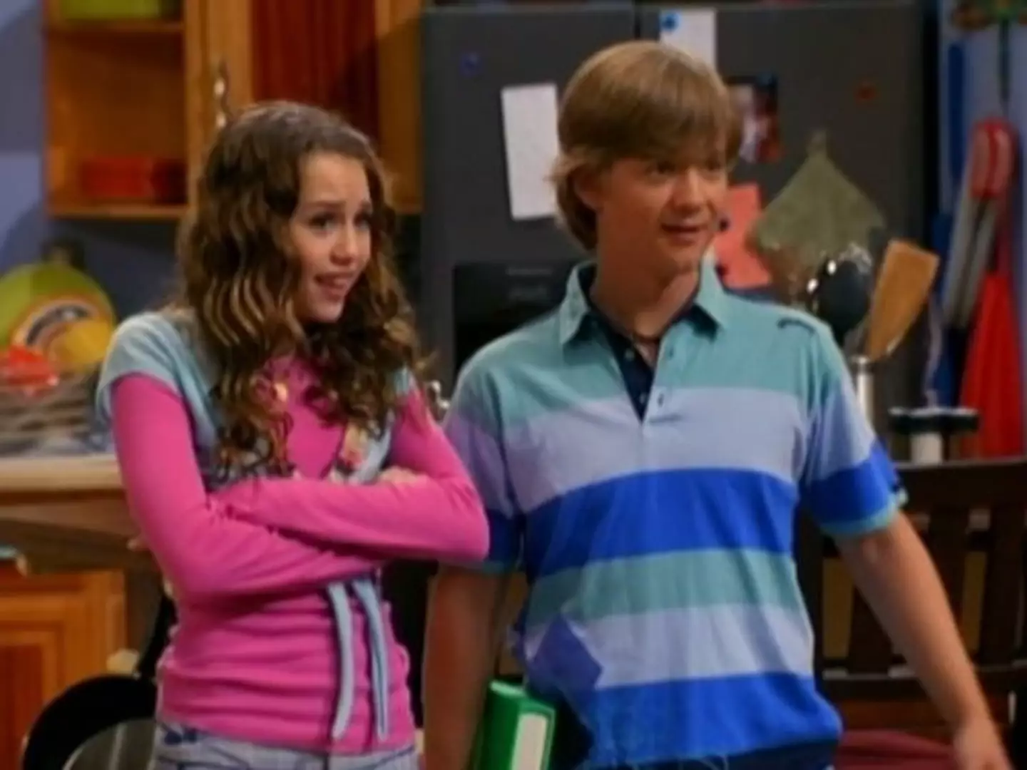 Miley and Jason are 15 years apart (Disney)