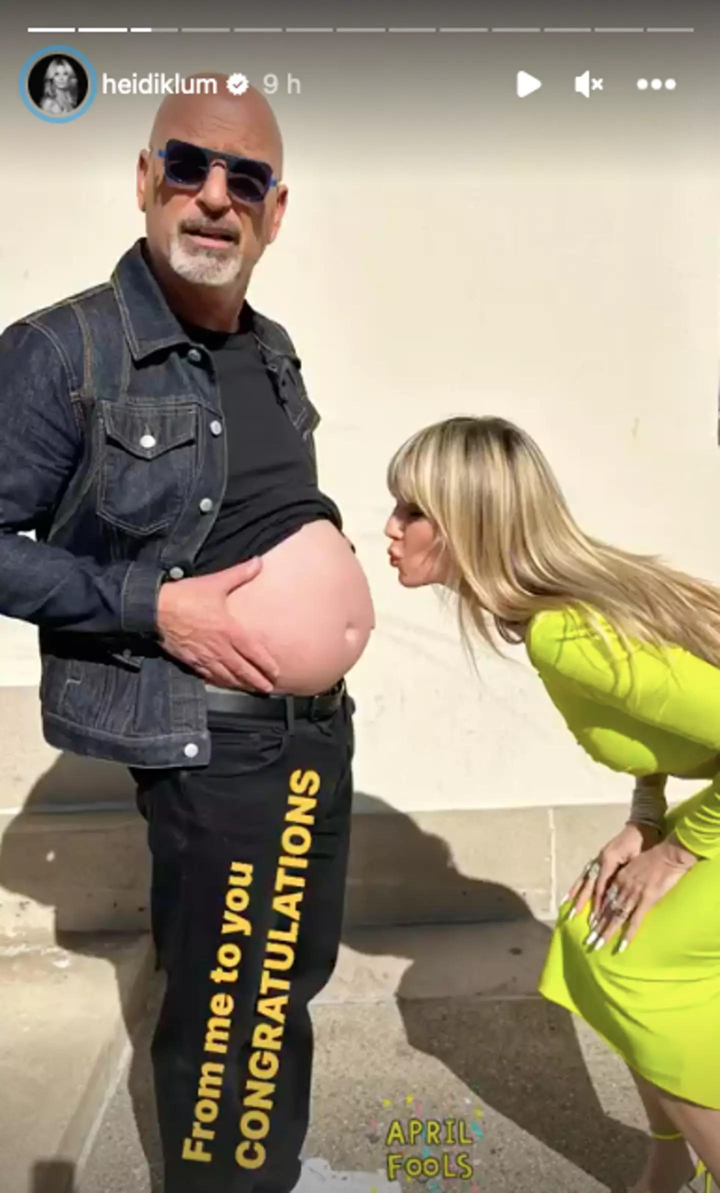 Klum 'lent' her baby bump to co-star Mandel.