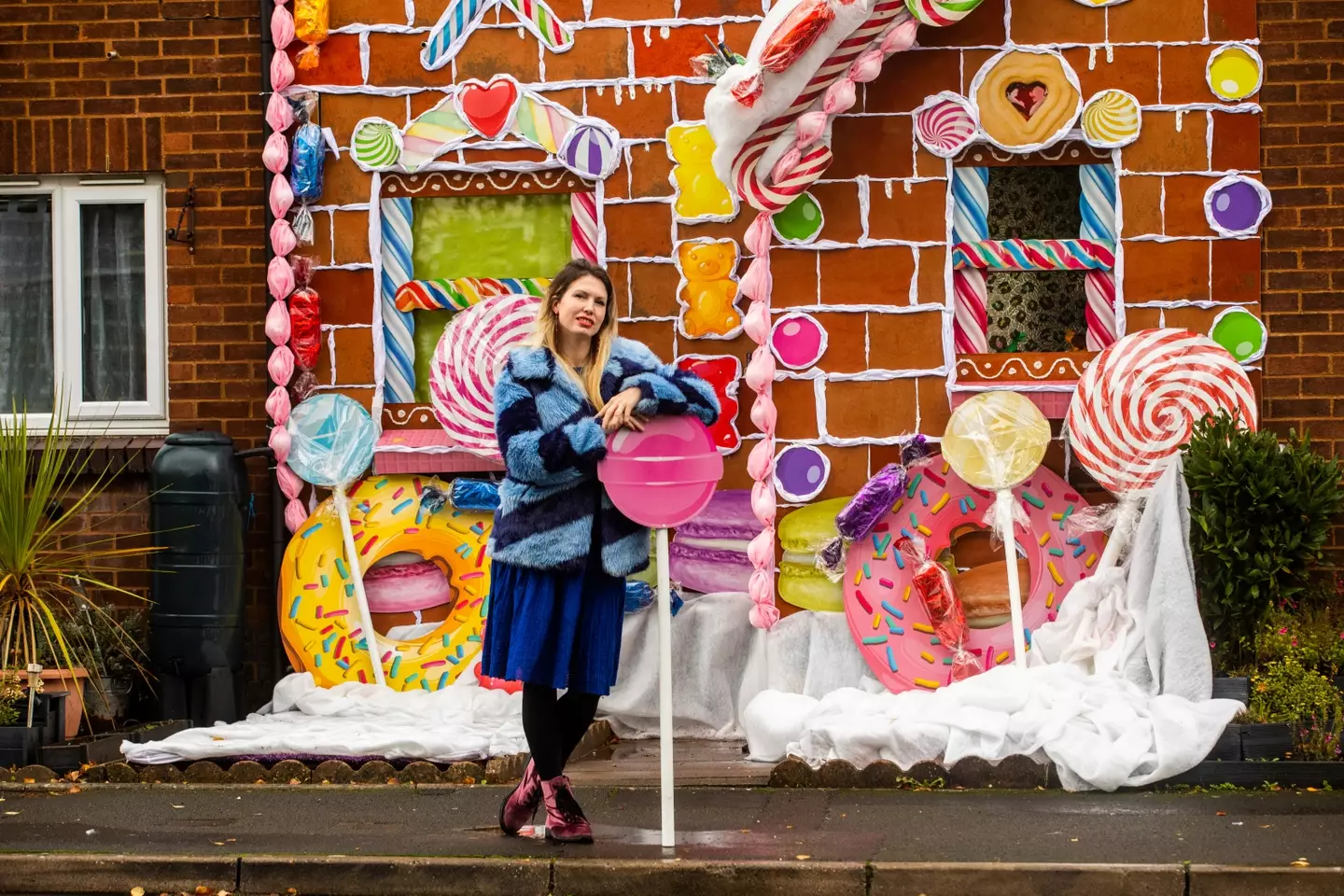 Carmen spent two weeks decorating the front of her rented house.