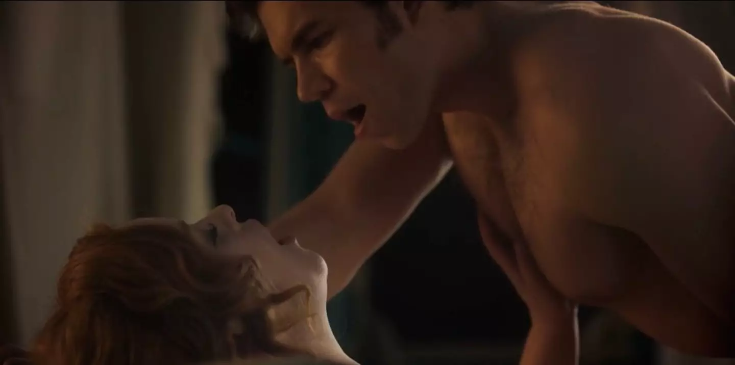 Bridgerton fans have been absolutely loving the extremely steamy mirror scene. (Netflix)