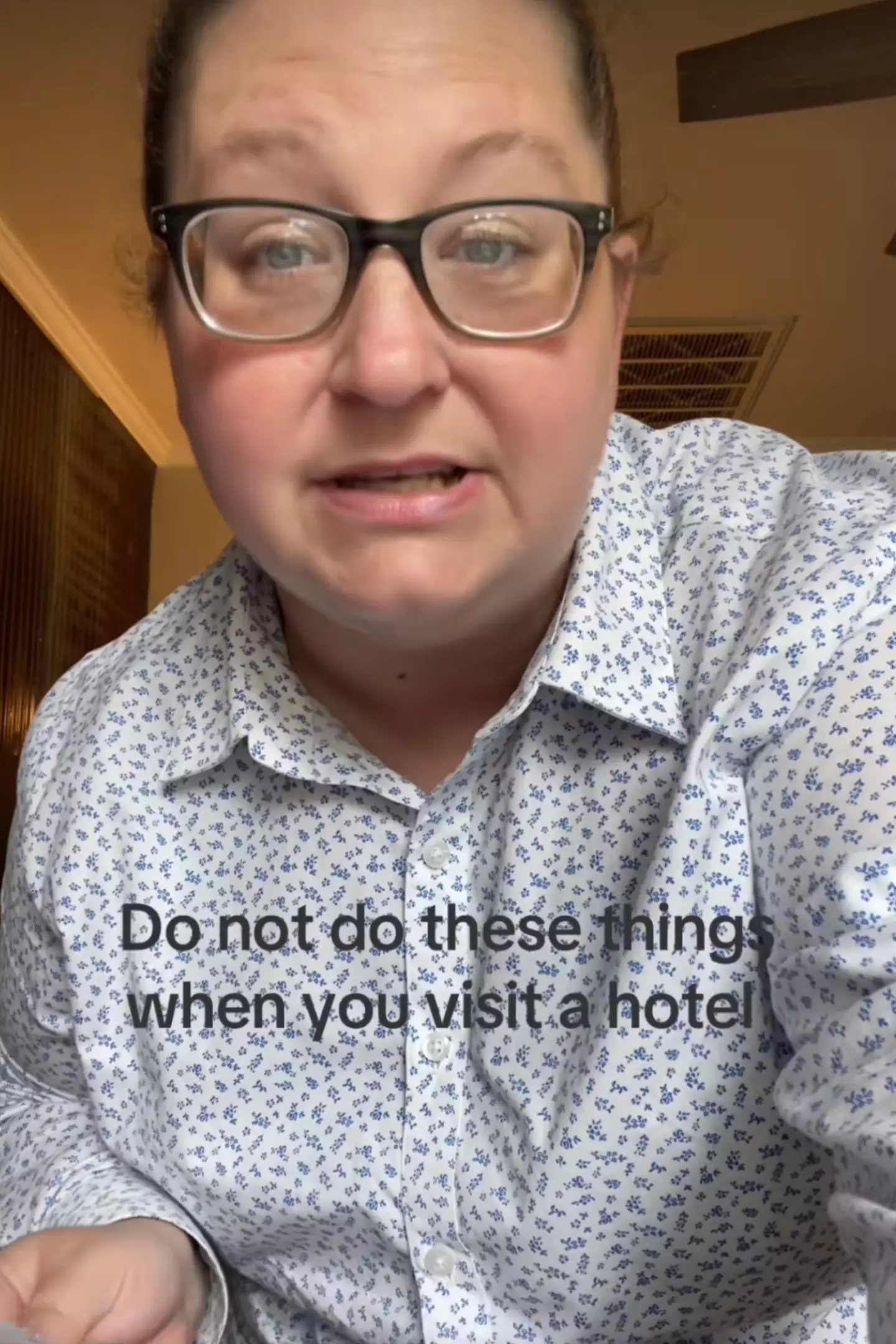 The hotel employee pleaded with people not to bring their children to the hotel bar. (TikTok/@mamafromarkansas)