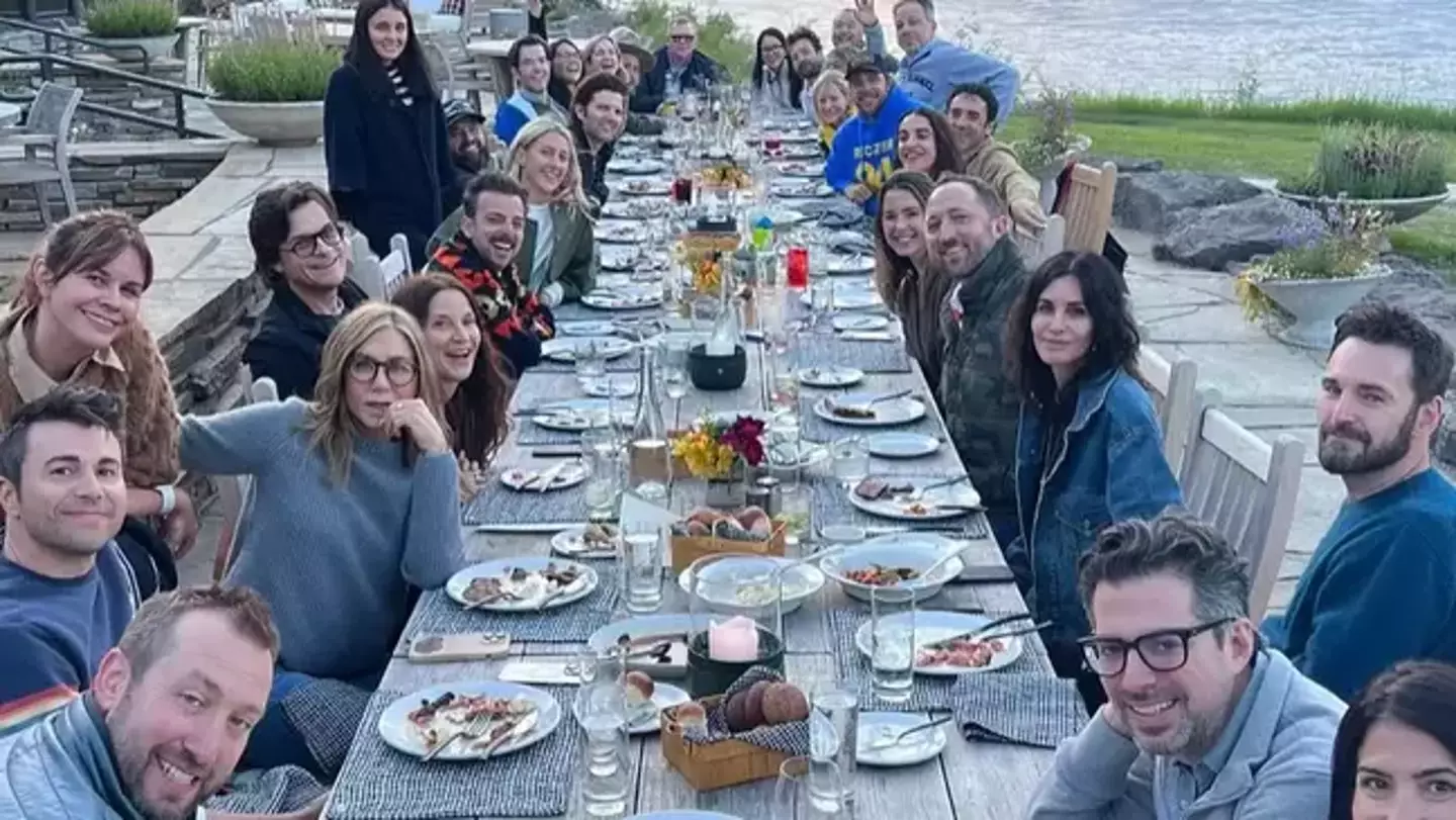 Fans are losing their minds at Kristen Bell's star-studded dinner party.