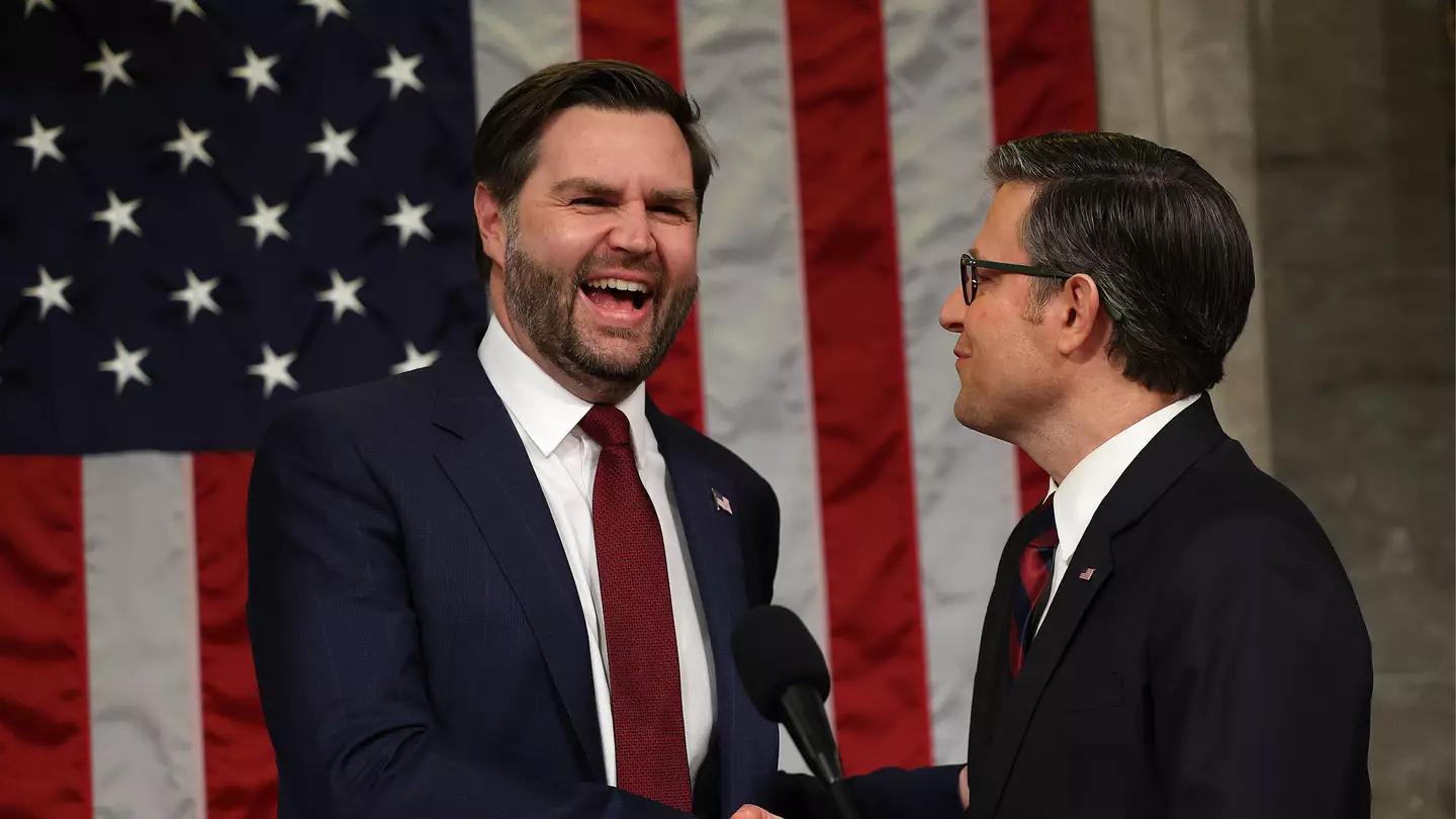 Expert reveals moment Mike Johnson 'breaks' during hot mic moment that caught JD Vance complaining about Trump