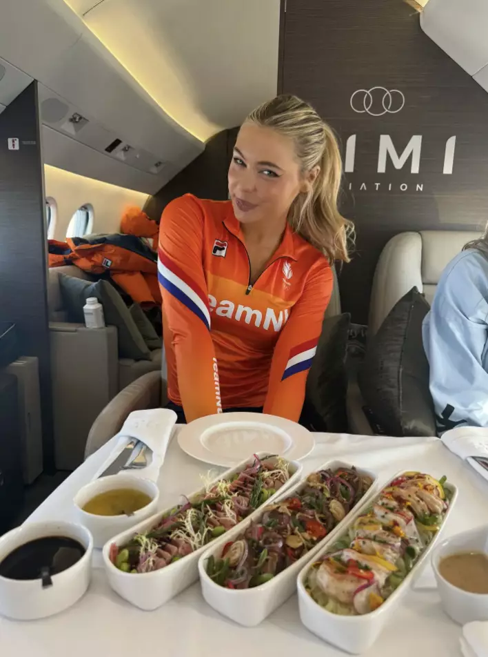 Leerdam shared a photo from her private jet journey to Milan (Instagram/@juttaleerdam)