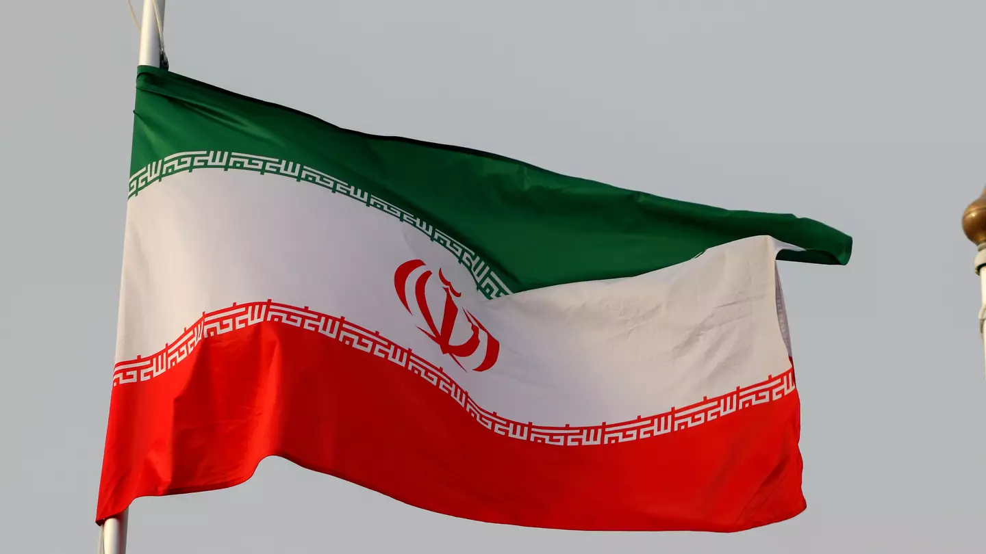 Police - Nur Photo/Getty / Flag - Maksim Konstantinov/SOPA Images/LightRocket via Getty Images