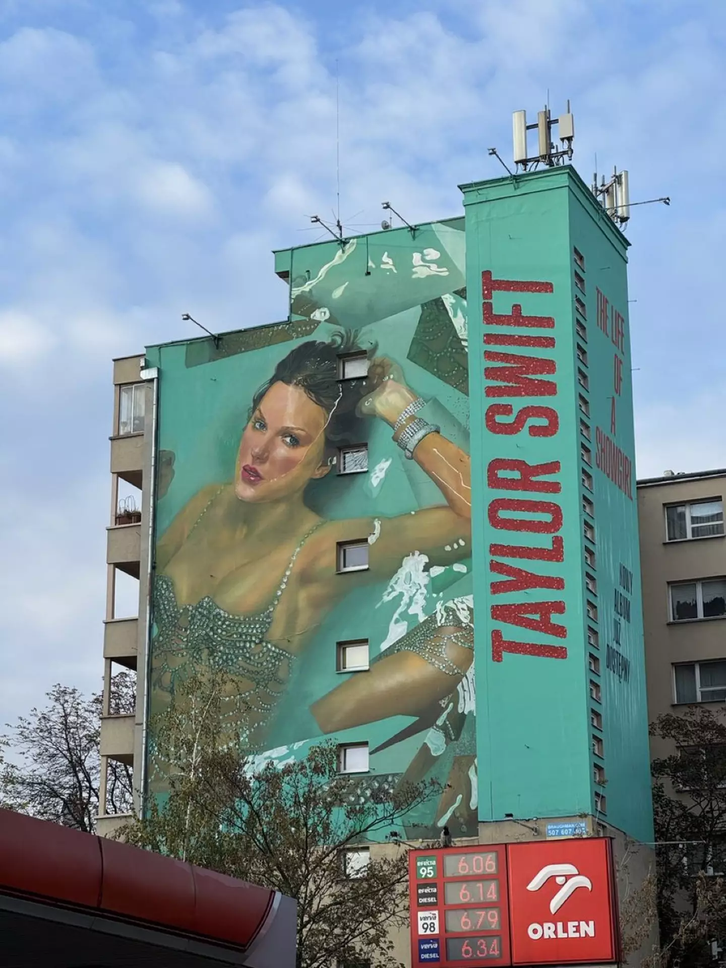 The new mural in Warsaw, Poland, sparked a heated debate online (X)