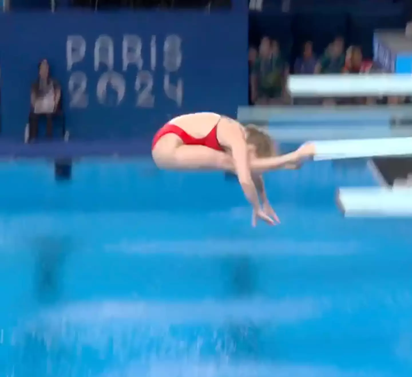 Her feet collided with the board. (X/@eurosport)