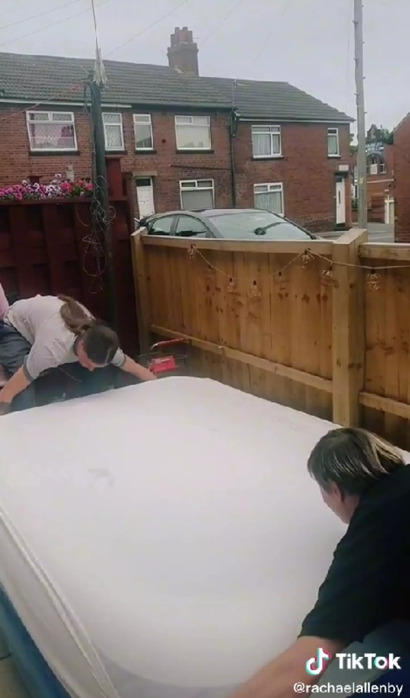 She used a fitted sheet to keep her pool clean at night.