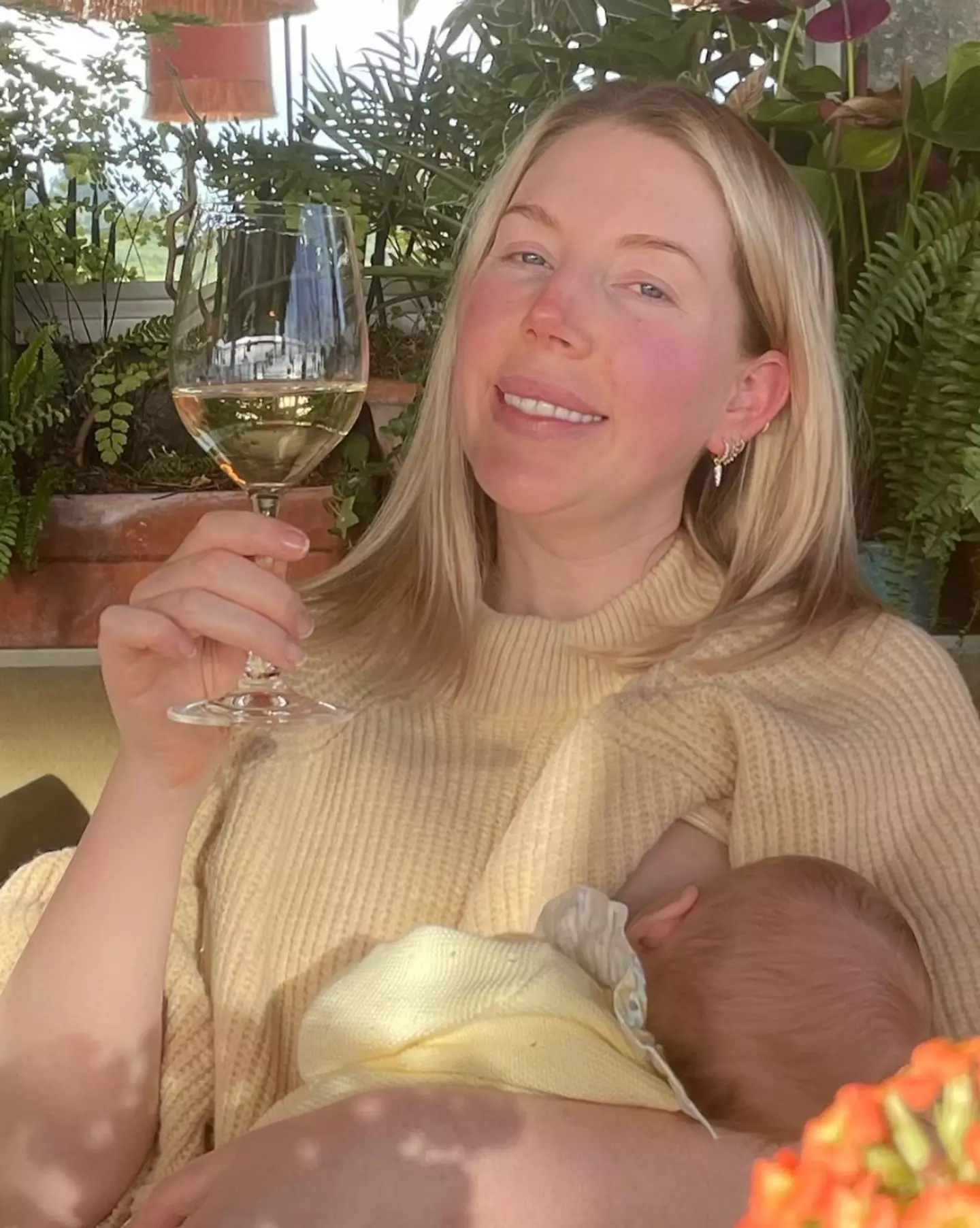 Many slammed the comedian for drinking while breastfeeding.