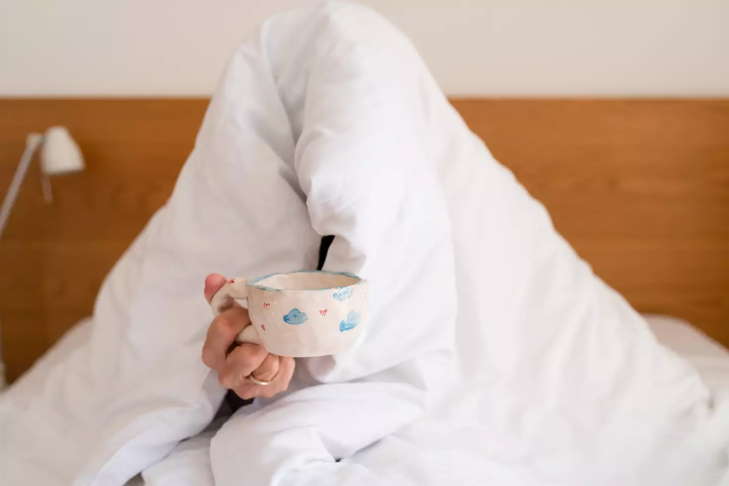 Swaddling reportedly comes with health benefits (ingwervanille/Getty)
