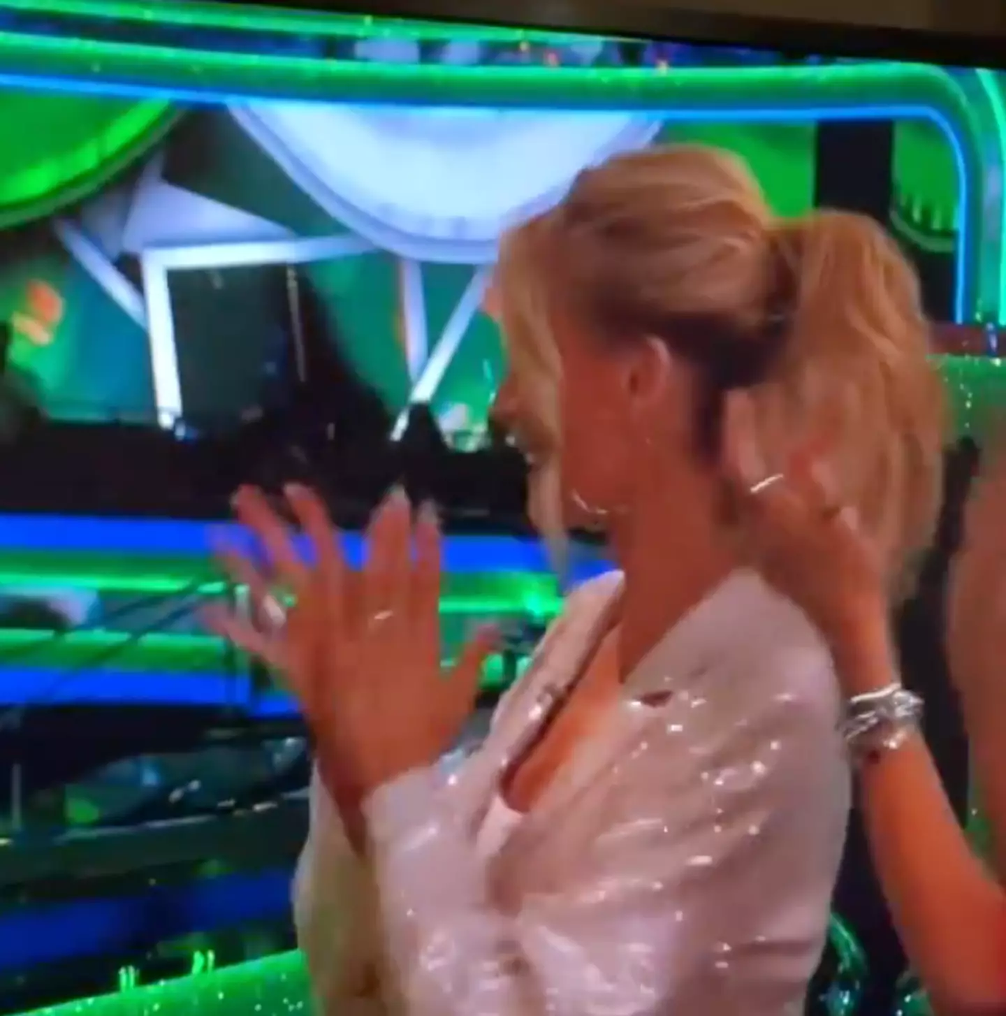 Fans were thrown by her 'fake' clapping. (X/@johnnybwoode)