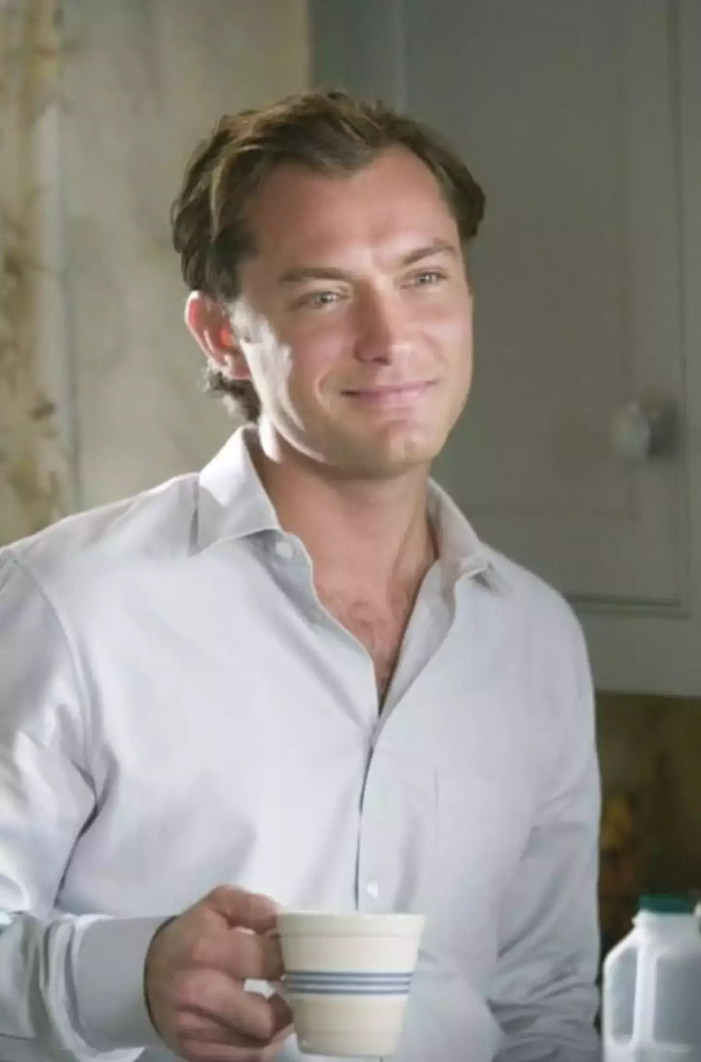 Jude Law's Graham Simpkins has been described as a 'red flag' by a Reddit user (Universal Pictures)