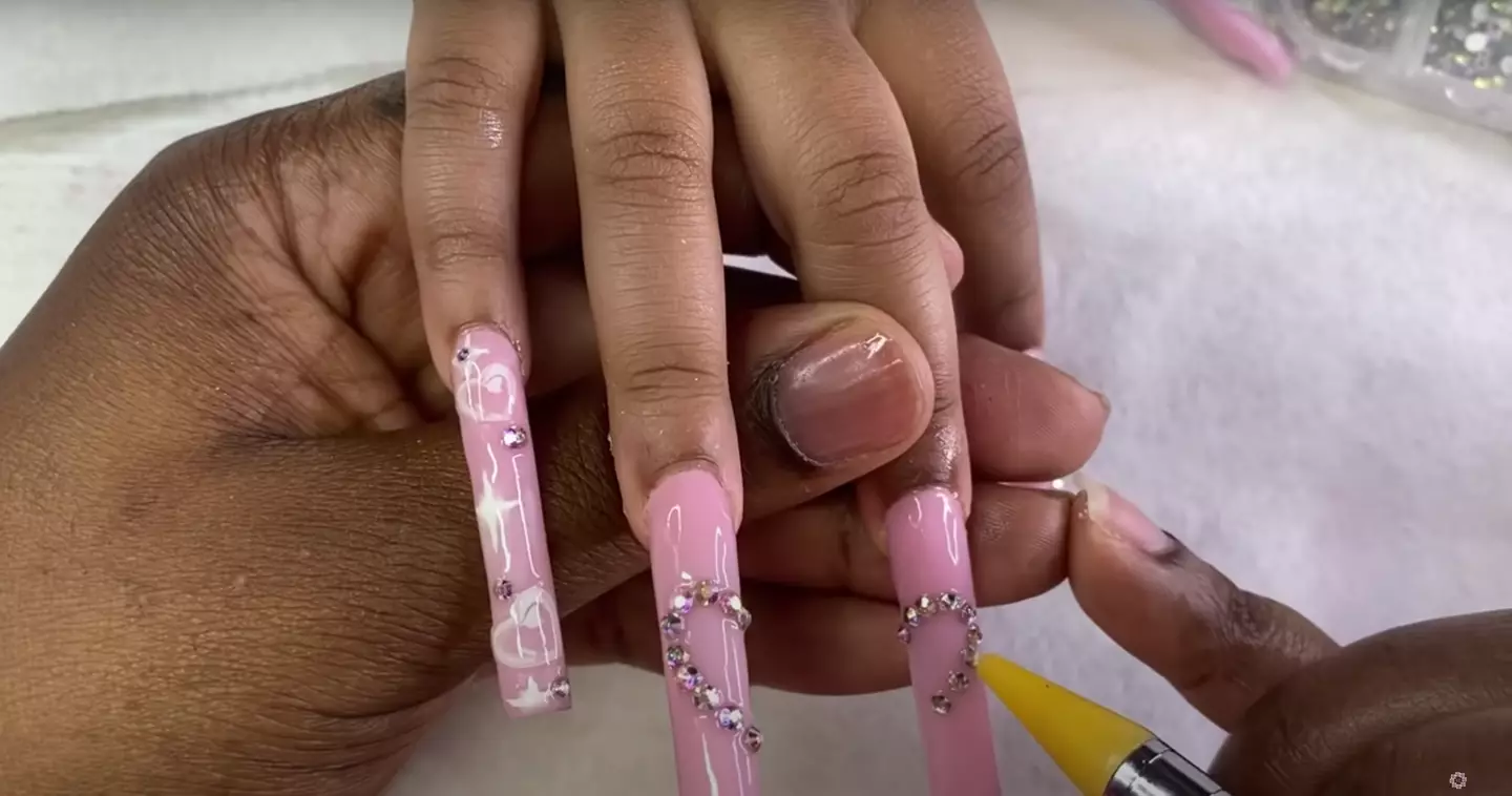 The mum often puts jewels and accessories on the acrylics.