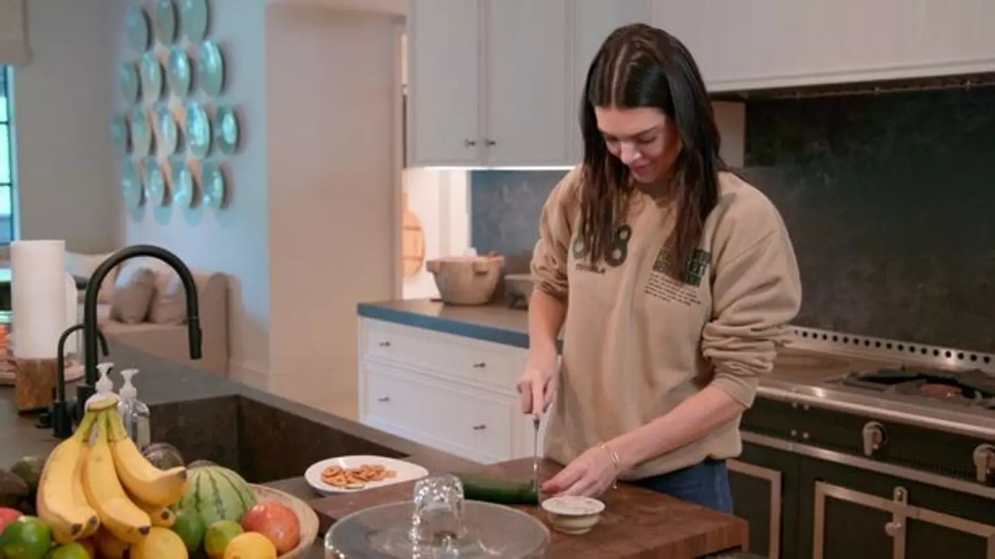 Kendall's awkward cutting skills left viewers baffled. (