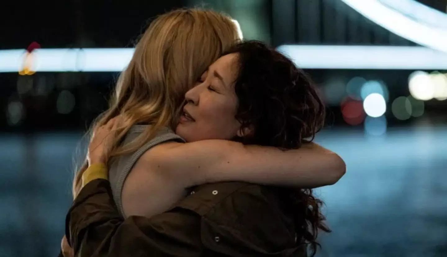 Eve and Villanelle embrace moments before Villanelle is shot dead (