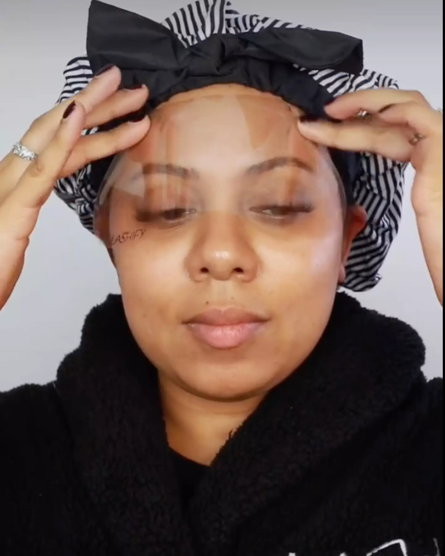 It should be applied just above the eyebrows for the best fit.