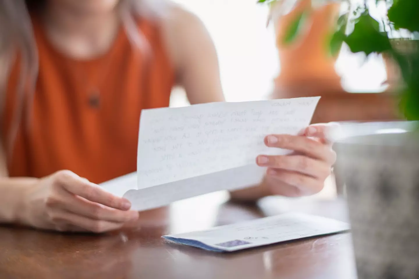 The man handed the woman a handwritten note complimenting her hair along with $100. (Tony Anderson / Getty Images)