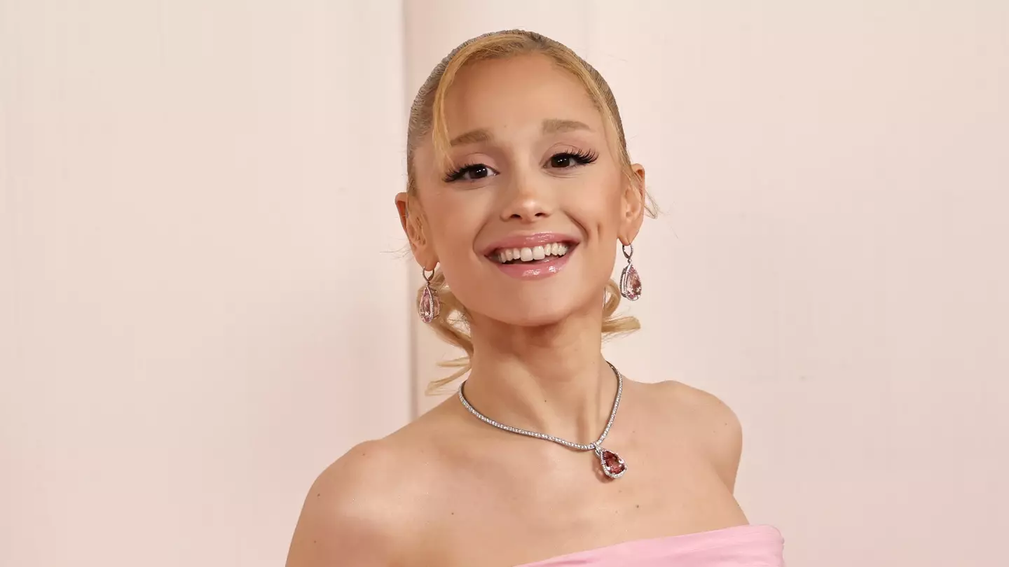 Ariana Grande debuts brand new look and fans think it looks familiar