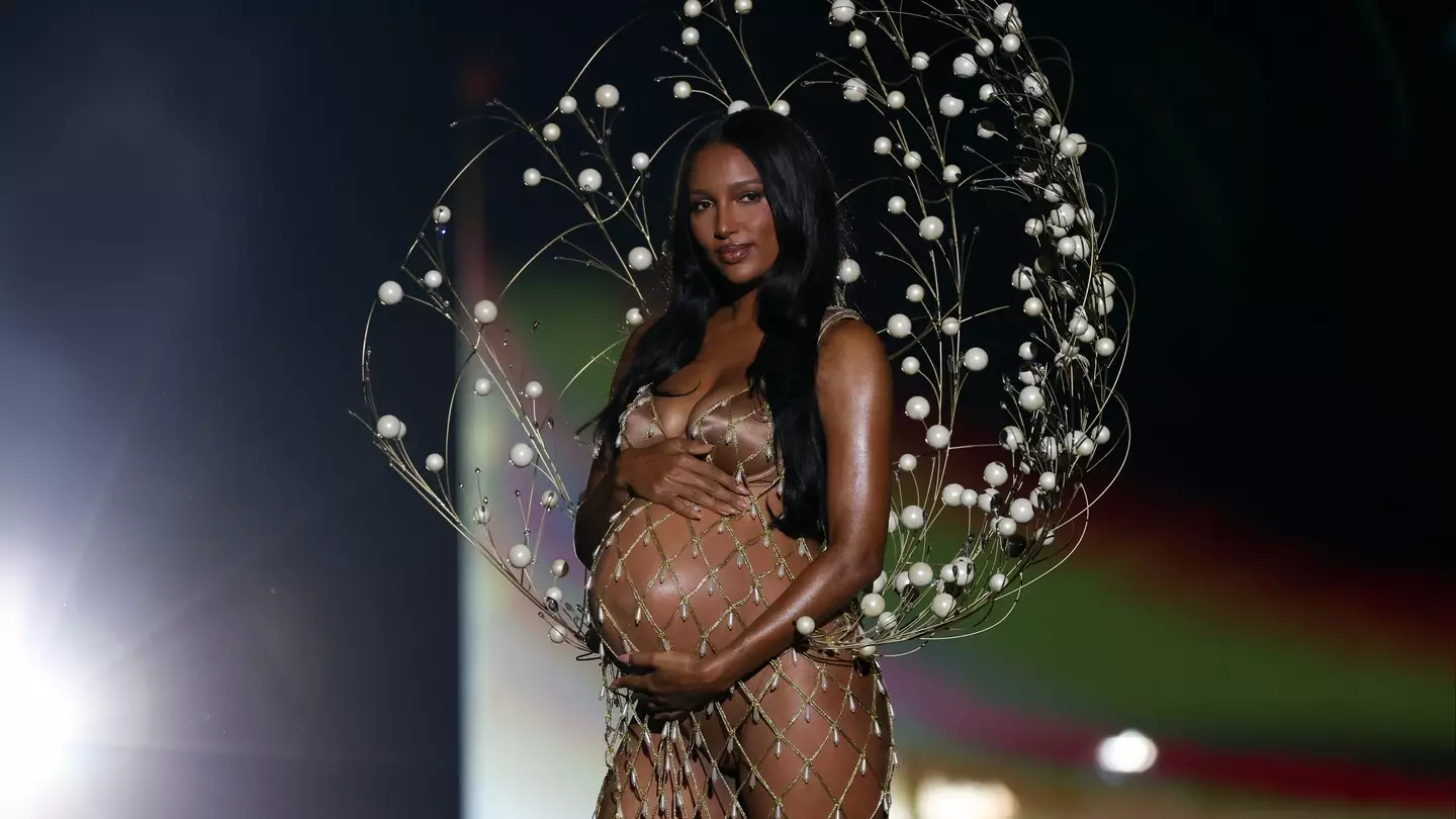 Victoria’s Secret show praised for showing pregnant supermodel as people make sad point