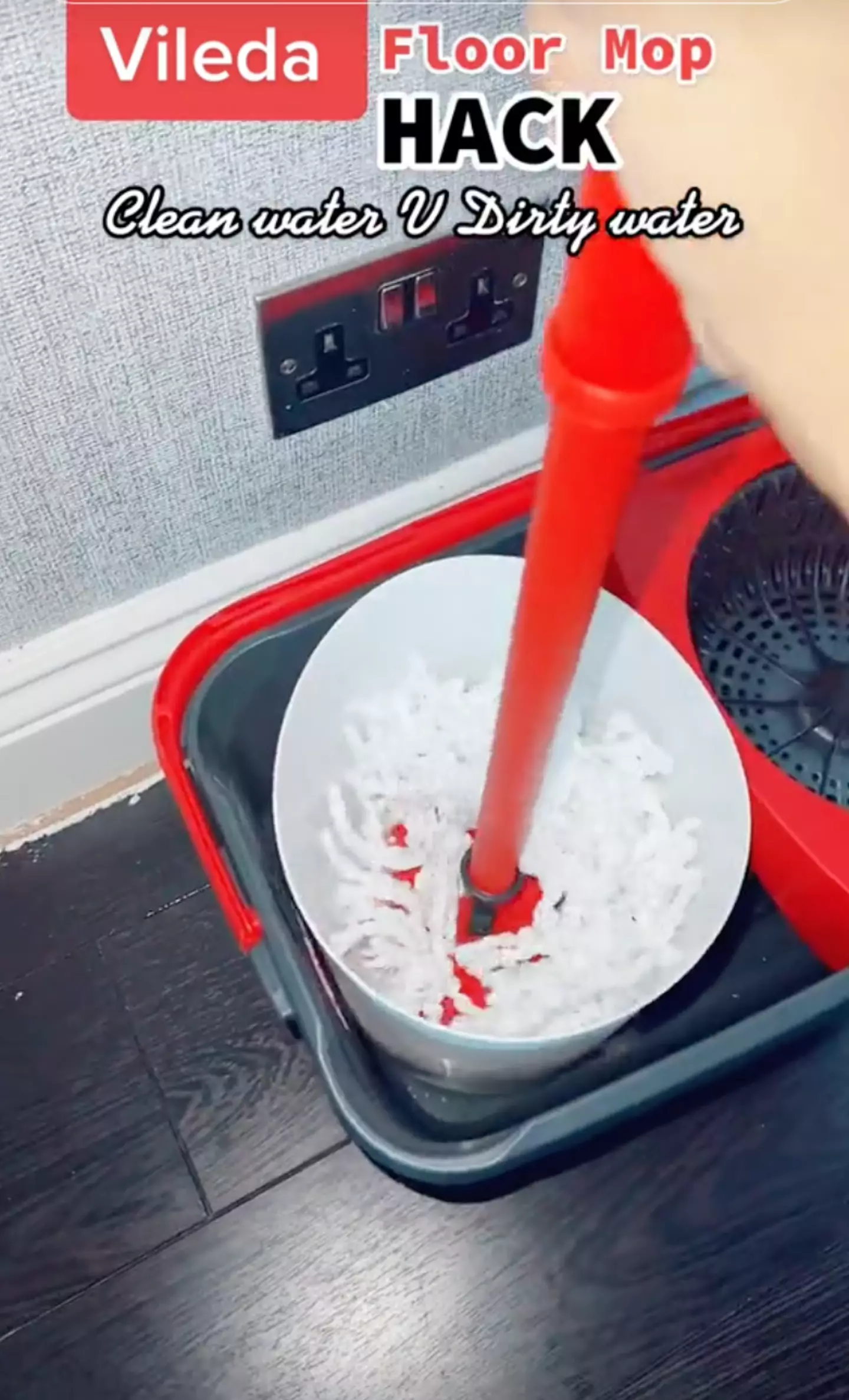 Using this simple trick ensures the dirty mop never goes back into dirty water after straining.